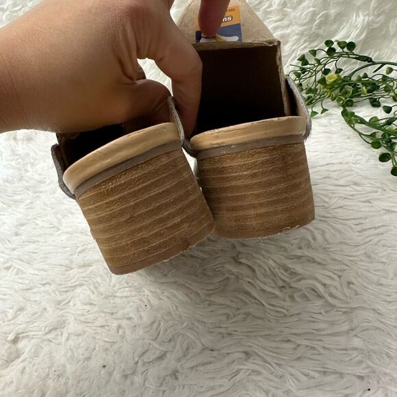 Sbicca Gray Leather Almond Toe Heeled Slip-on Mules Clogs size 8 Faux Fur - Picture 5 of 10